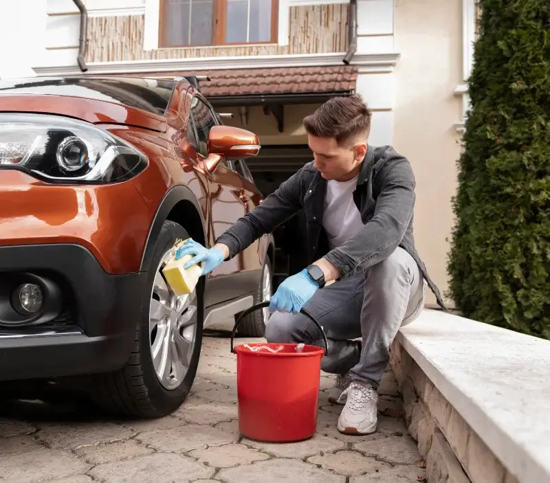Lavage auto à domicile Saint-Chély-d'Aubrac : professionnel intervenant sur un véhicule